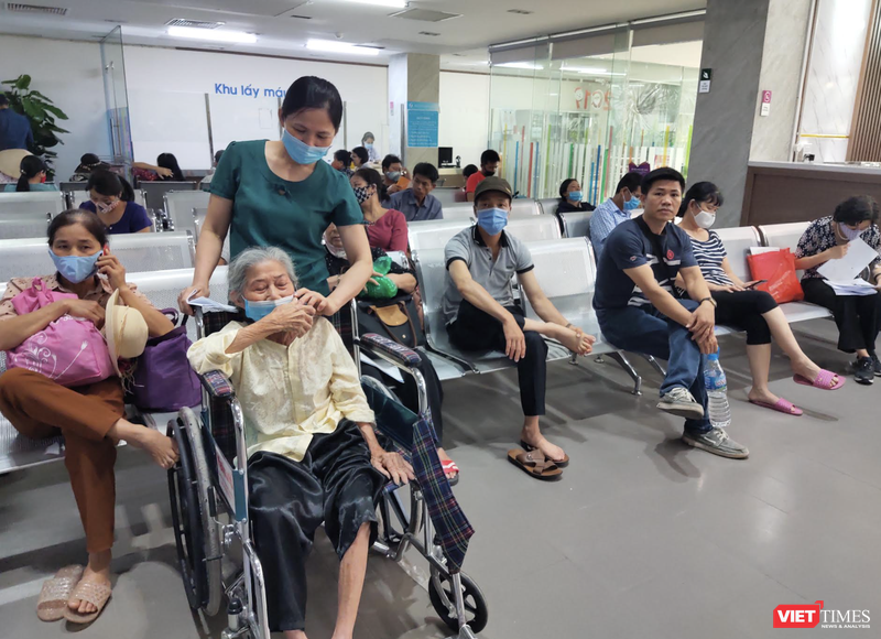 Người dân ngồi chờ khám bệnh tại cơ sở y tế