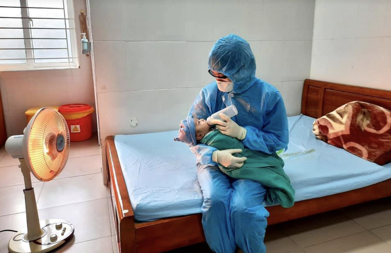 Bác sĩ chăm sóc cho bé sơ sinh tại bệnh viện (Ảnh - TM)