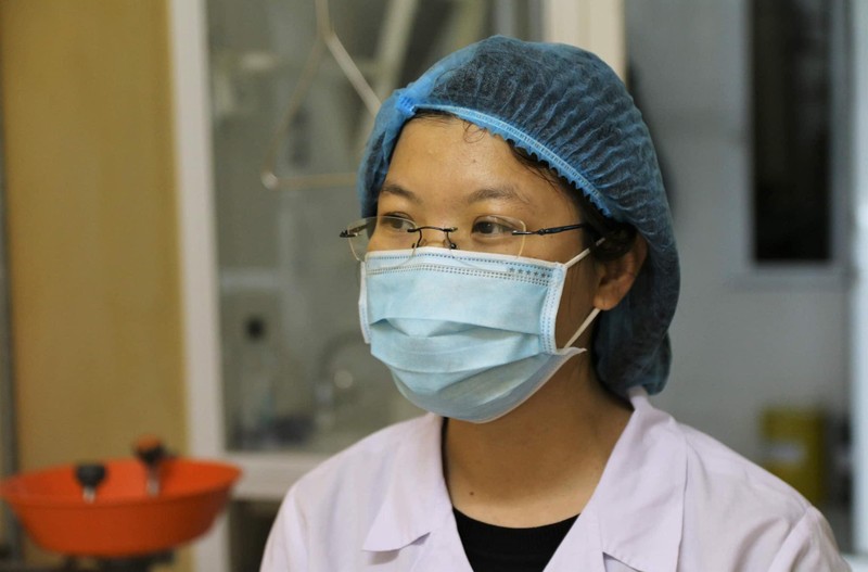 Chị Huyên làm việc tại phòng PCR đã 9 đêm không ngủ, còn chồng chị công tác 3 tháng nay chưa về nhà.(Ảnh Kim Dung – Trung Sơn)