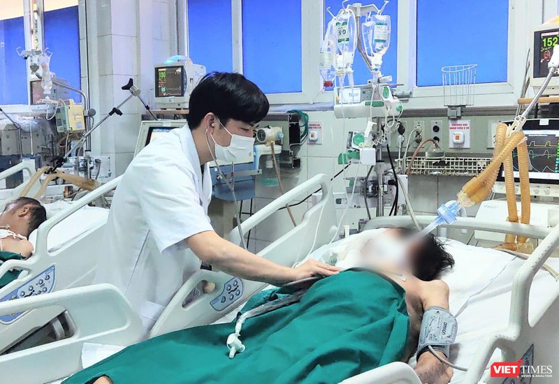 ThS. BS. Đồng Phú Khiêm chăm sóc cho bệnh nhân đang điều trị ở bệnh viện (Ảnh - Minh Thuý) 