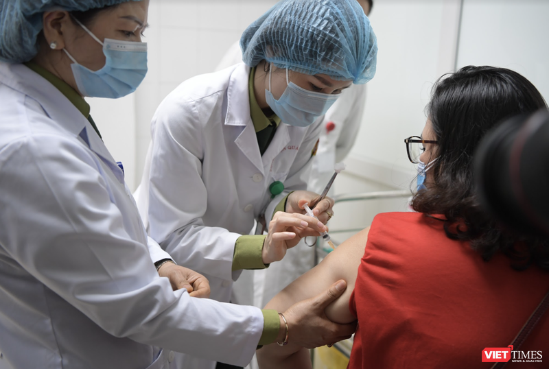 Tình nguyện viên được tiêm thử nghiệm vaccine phòng COVID-19 Nanocovax (Ảnh - Minh Thuý)