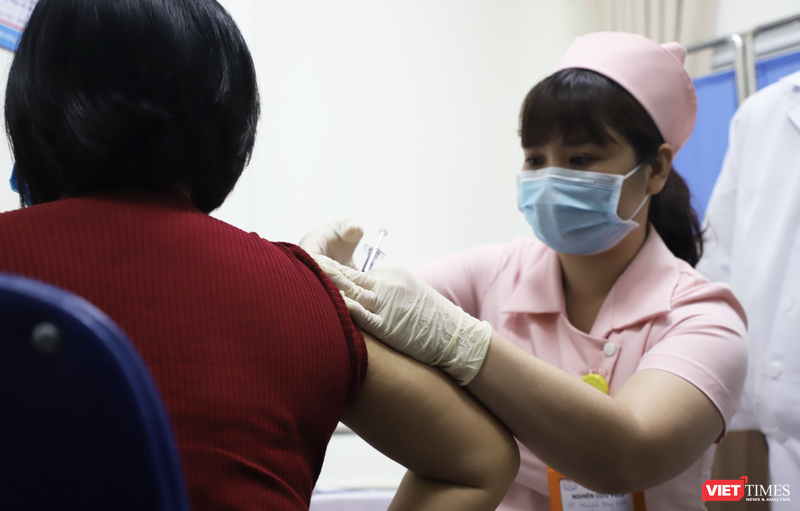 Nhân viên y tế tiêm vaccine phòng COVID-19 COVIVAC cho tình nguyện viên (Ảnh - Minh Thuý) 