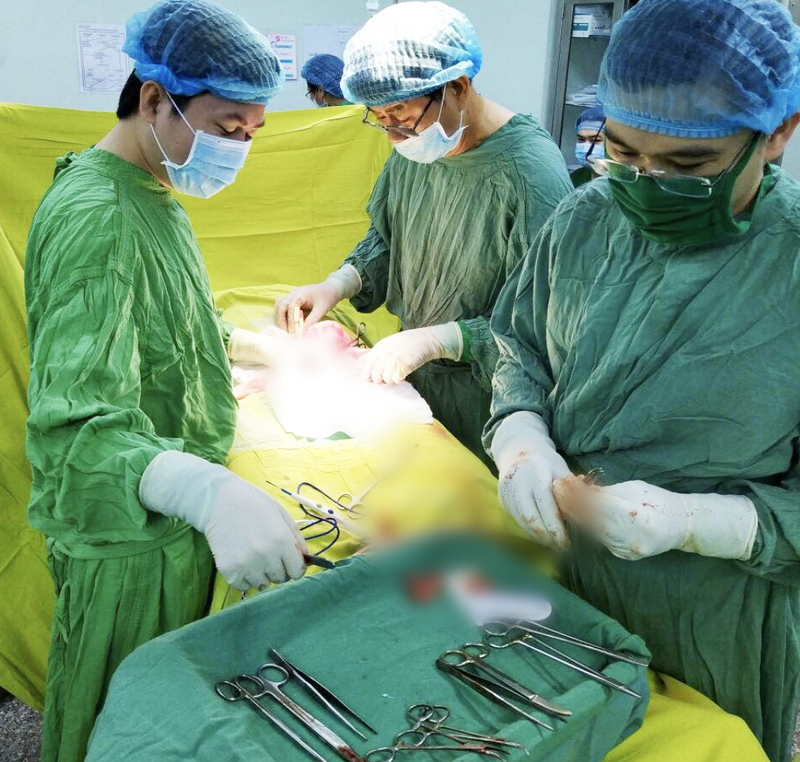 Các bác sĩ phẫu thuật loại bỏ silicon cho bệnh nhân (Ảnh - BVCC) 