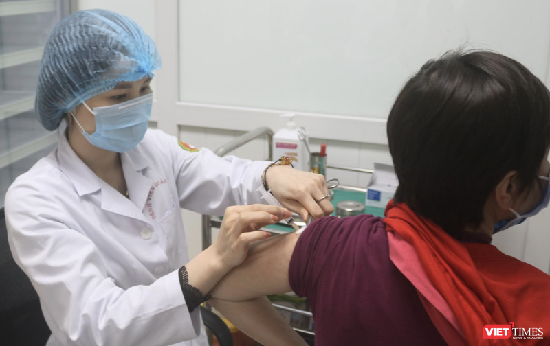 Nhân viên y tế tiêm thử nghiệm vaccine phòng COVID-19 Nanocovax cho tình nguyện viên (Ảnh - Minh Thuý) 