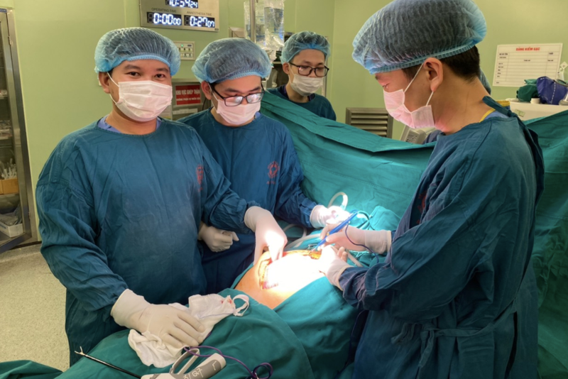 Các bác sĩ phẫu thuật cắt bỏ khối u cho bệnh nhân (Ảnh - BVCC) 