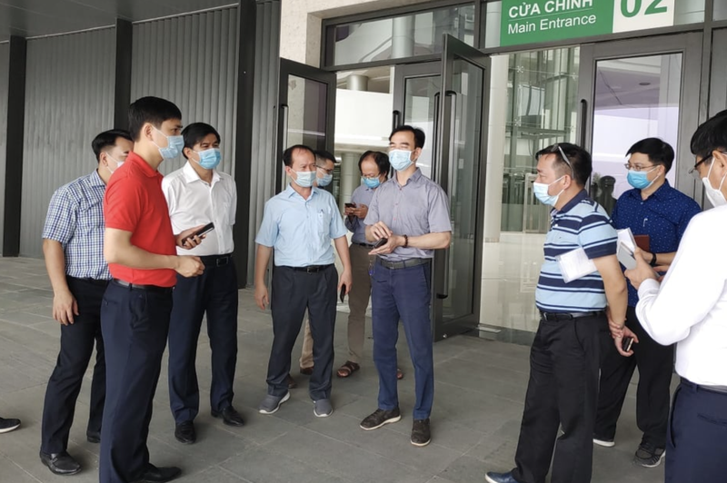 GS.TS. Nguyễn Quang Tuấn - Giám đốc Bệnh viện Bạch Mai- kiểm tra công tác chuẩn bị điều trị cho bệnh nhân COVID-19 ở Bệnh viện Bạch Mai cơ sở 2 (Ảnh - BVCC) 