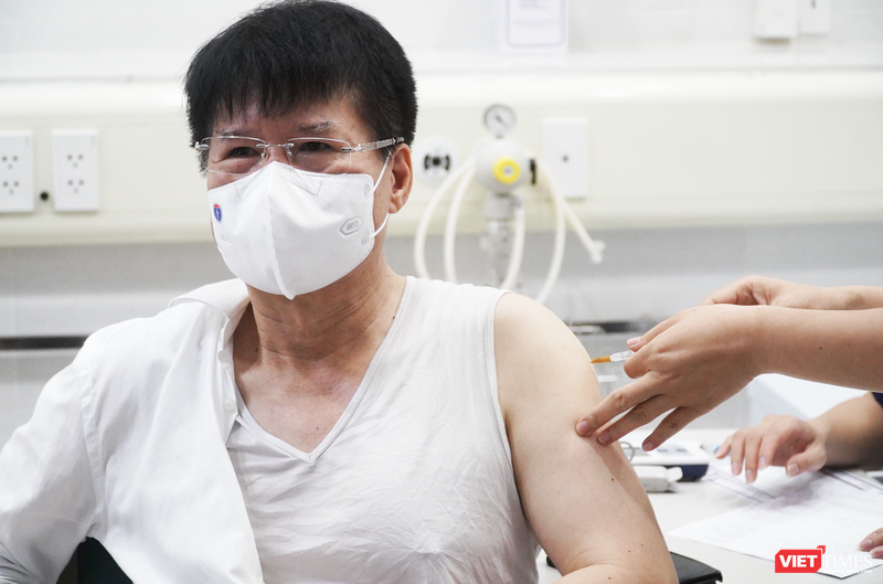 Thứ trưởng Bộ Y tế Trương Quốc Cường tiêm vaccine phòng COVID-19 trong sáng nay, ngày 6/5 (Ảnh - Minh Thuý) 