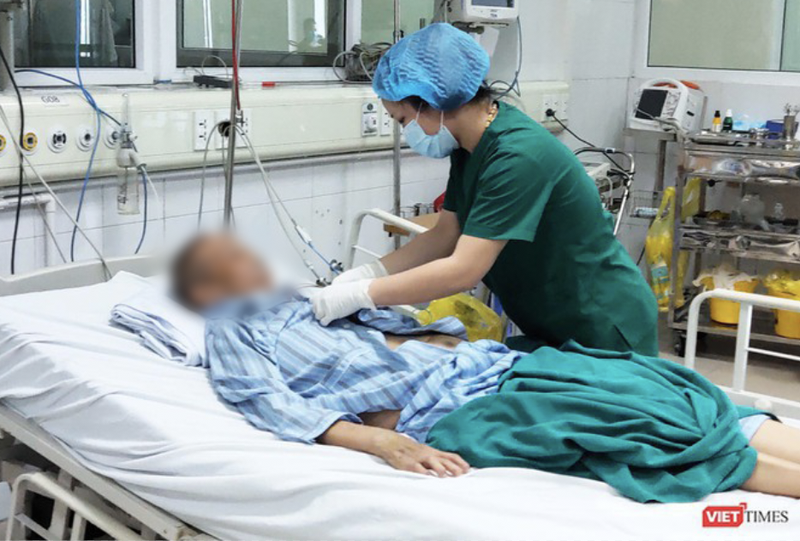 Nhân viên y tế chăm sóc cho bệnh nhân mắc COVID-19 ở Bệnh viện Bệnh Nhiệt đới Trung ương (Ảnh - Minh Thuý) 
