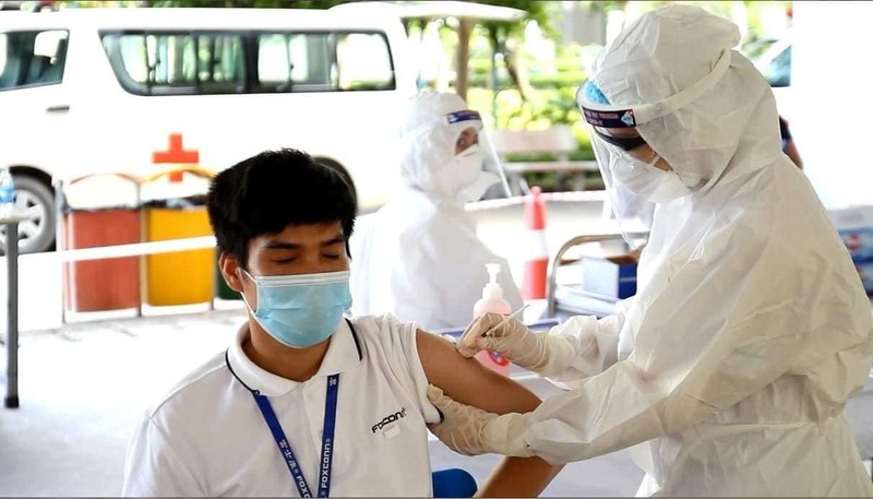Nhân viên y tế tiêm vaccine phòng COVID-19 (Ảnh - BYT)