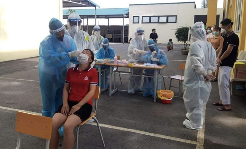 Nhân viên y tế lấy mẫu xét nghiệm COVID-19 cho người dân Bắc Giang (Ảnh - BYT) 