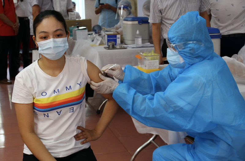 Nhân viên y tế tiêm vaccine phòng COVID-19 cho người dân (Ảnh - BYT) 