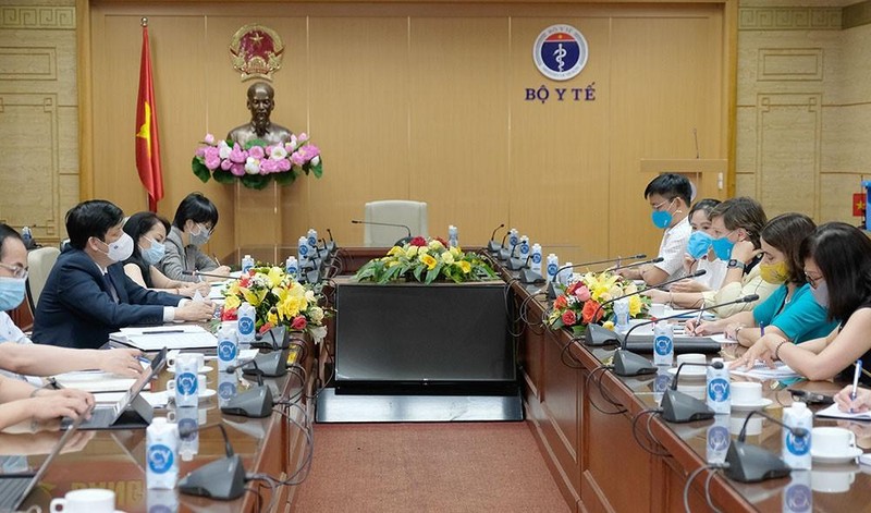 Bộ trưởng Bộ Y tế Nguyễn Thanh Long làm việc với bà Rana Flowers - Trưởng Đại diện UNICEF Việt Nam - về việc cung ứng vaccine phòng COVID-19 (Ảnh - Trần Minh) 