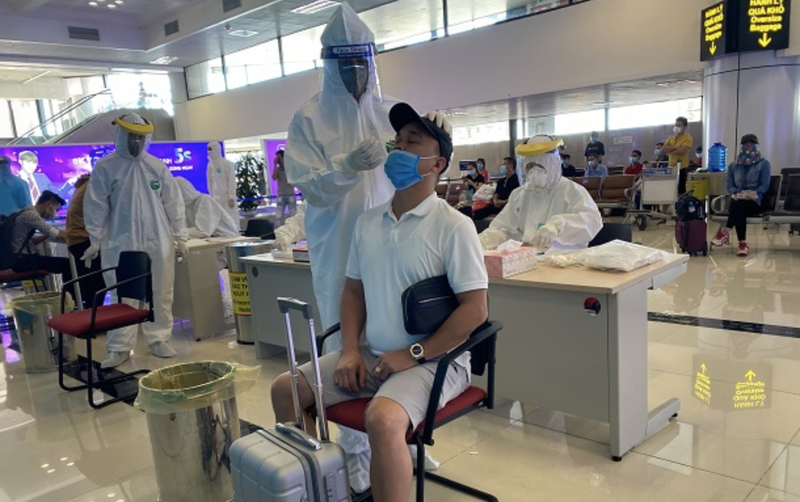 Nhân viên y tế lấy mẫu xét nghiệm COVID-19 cho người dân tại sân bay (Ảnh - BYT) 