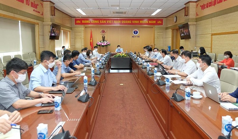 Bộ trưởng Bộ Y tế Nguyễn Thanh Long họp với Bộ phận thường trực đặc biệt của Bộ Y tế tại TP. HCM vào sáng nay, ngày 9/7 (Ảnh - Trần Minh) 