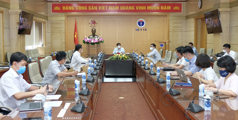 Bộ trưởng Bộ Y tế Nguyễn Thanh Long chỉ đạo cuộc họp (Ảnh - Trần Minh) 