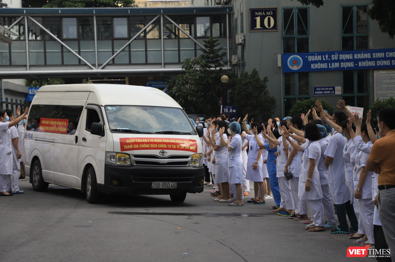 Đoàn 35 bác sĩ, điều dưỡng ở Bệnh viện Hữu Nghị lên đường chi viện cho TP. HCM (Ảnh - Minh Thuý) 