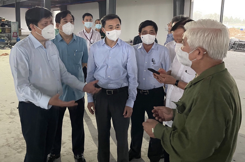 Bộ trưởng Bộ Y tế Nguyễn Thanh Long cùng khảo sát địa điểm xây dựng Trung tâm ICU quy mô 500 giường (Ảnh - Thái Bình) 
