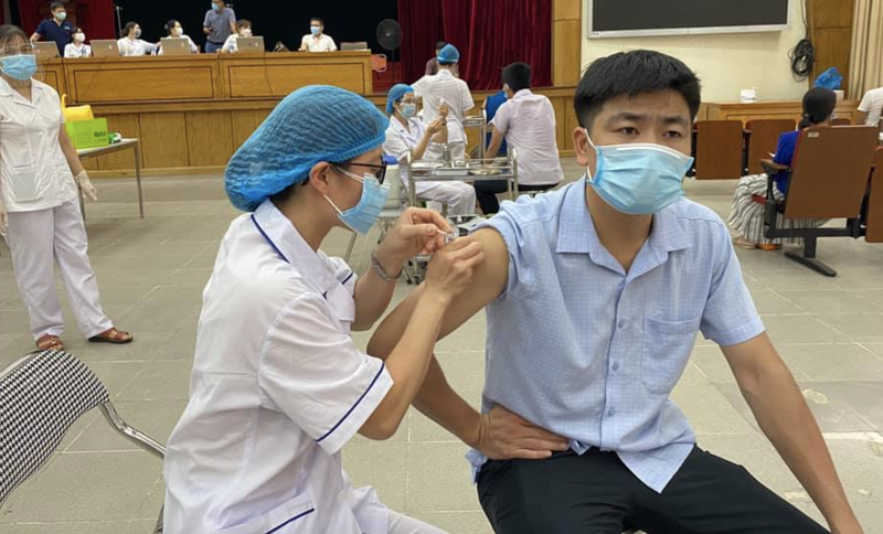 Nhân viên y tế tiêm vaccine phòng COVID-19 cho người dân ở Trường Đại học Bách Khoa (Ảnh - TTYTHBT) 