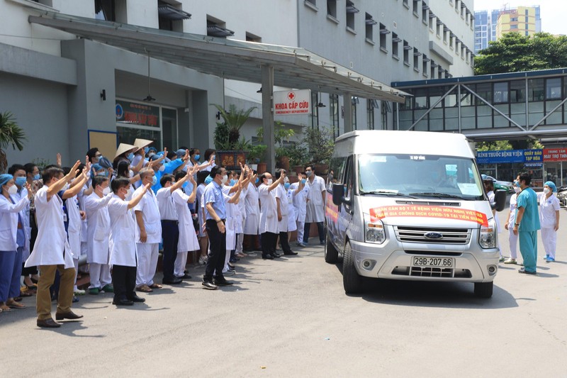 Đoàn công tác gồm 9 bác sĩ, điều dưỡng của Bệnh viện Hữu Nghị tình nguyện lên đường chi viện cho Tiền Giang chống dịch (Ảnh - BVCC) 