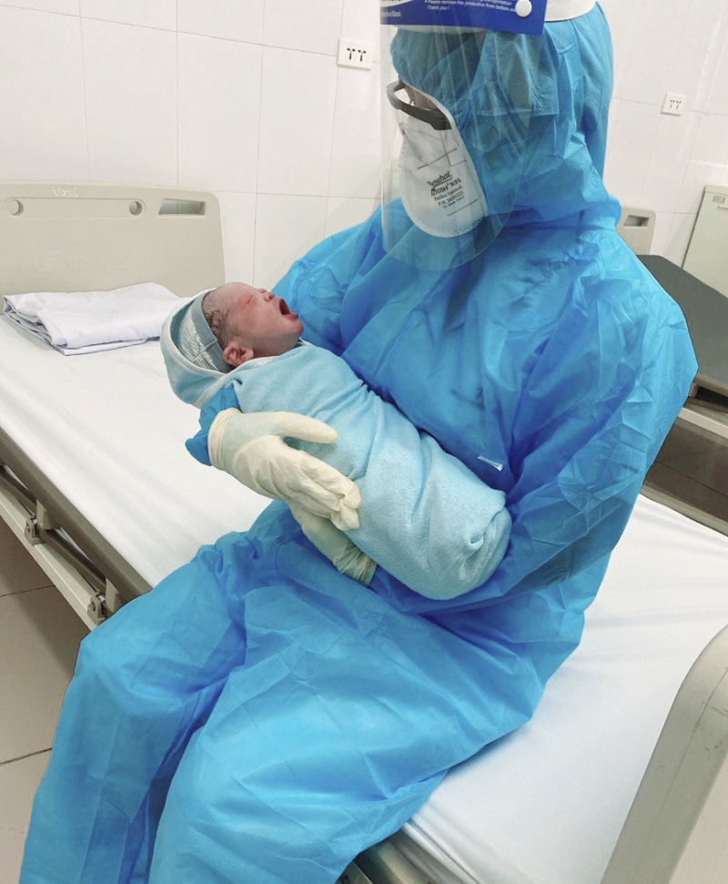 Bé gái chào đời khoẻ mạnh ở Bệnh viện Bệnh Nhiệt đới Trung ương (Ảnh - BVCC) 
