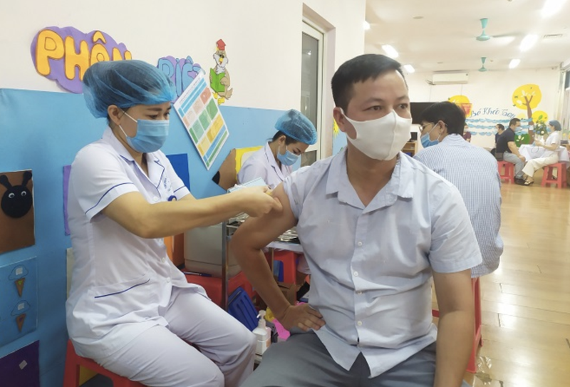 Nhân viên y tế tiêm vaccine phòng COVID-19 cho người dân (Ảnh - SYT HN) 