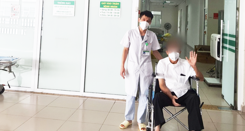 Bệnh nhân 6046 khoẻ mạnh trong ngày ra viện (Ảnh - Đặng Thanh) 