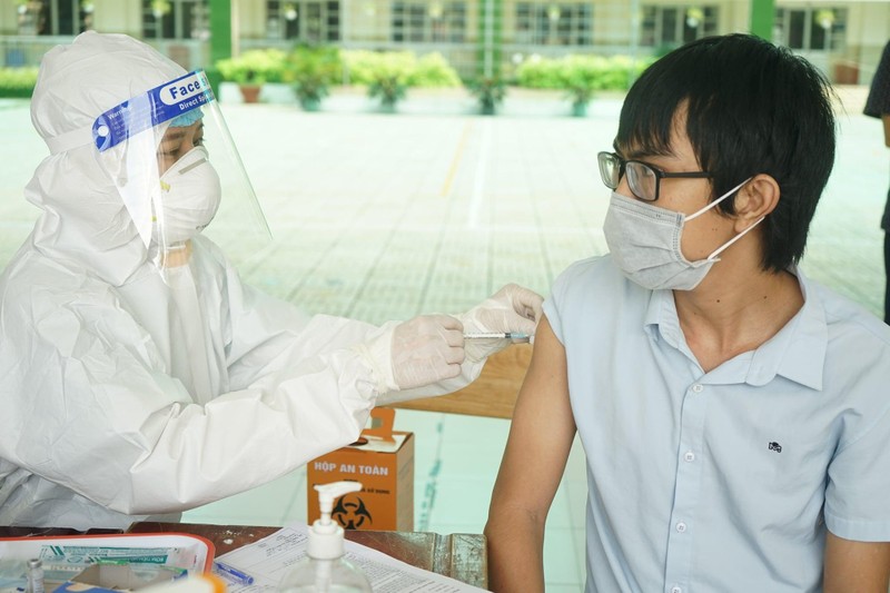 Nhân viên y tế tiêm vaccine phòng COVID-19 cho nguòi dân (Ảnh - BYT) 