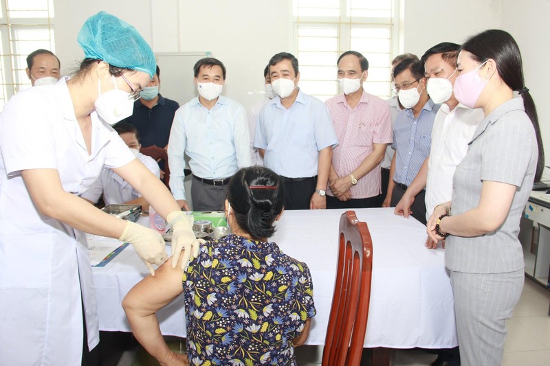 Tiêm thử nghiệm lâm sàng vacicne COVIVAC cho tình nguyện viên tại Trung tâm Y tế huyện Vũ Thư - tỉnh Thái Bình (Ảnh - BYT) 