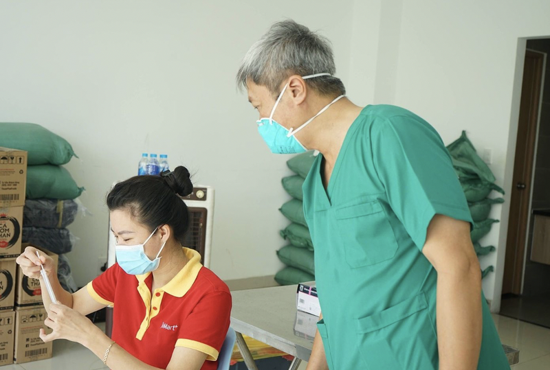 Thứ trưởng Nguyễn Trường Sơn tại điểm lấy mẫu xét nghiệm COVID-19 ở Chung cư Sài Gòn Gateway (TP. Thủ Đức) (Ảnh - Diễm Hằng) 