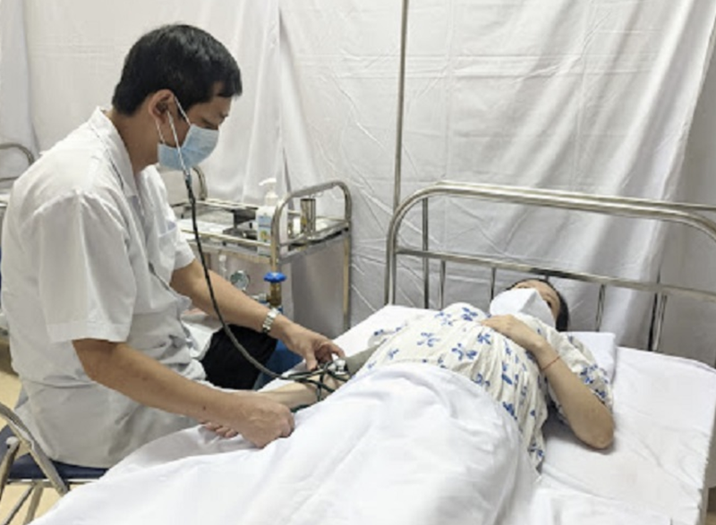 Bác sĩ khám cho phụ nữ mang thai (Ảnh - CDC HN)