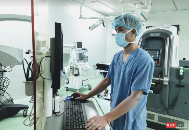 Nhân viên y tế vận hành trang thiết bị y tế, máy móc hiện đại (Ảnh - Minh Thuý) 