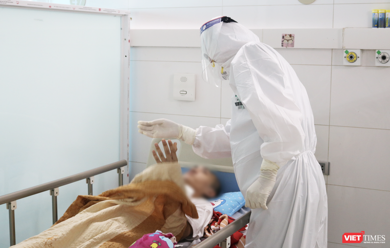 Bác sĩ khám cho bệnh nhân được chuyển từ BV Việt Đúc sang (Ảnh - Minh Thuý) 