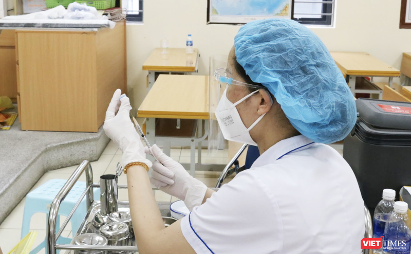 Nhân viên y tế chuẩn bị tiêm vaccine phòng COVID-19 (Ảnh - Minh Thuý) 