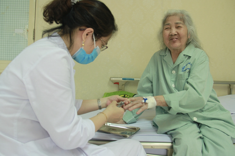 Bác sĩ chăm sóc cho bệnh nhân ở BV (Ảnh - BVCC)