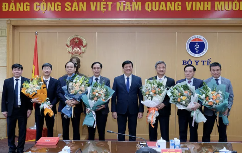Bộ trưởng Bộ Y tế Nguyễn Thanh Long chúc mừng các lãnh đạo cục/vụ vừa được bổ nhiệm (Ảnh: Trần Minh)