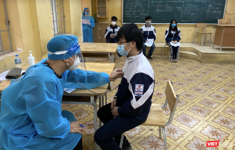 Học sinh được khám sức khoẻ trước tiêm vaccine COVID-19 (Ảnh - Quang Hùng) 