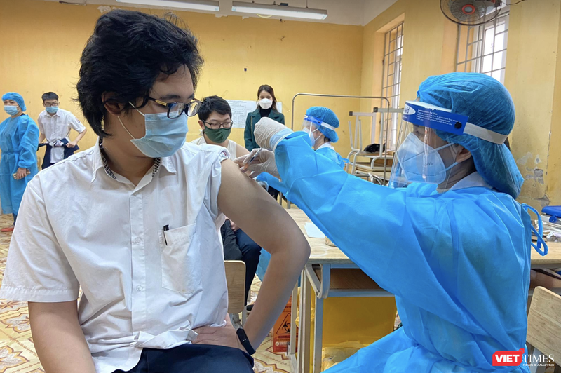 Học sinh tiêm vaccine COVID-19 (Ảnh - Quang Hùng) 