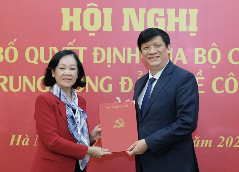 Trưởng Ban Tổ chức Trung ương Trương Thị Mai trao quyết định của Bộ Chính trị cho Bộ trưởng Bộ Y tế Nguyễn Thanh Long. (Ảnh: Trần Minh) 