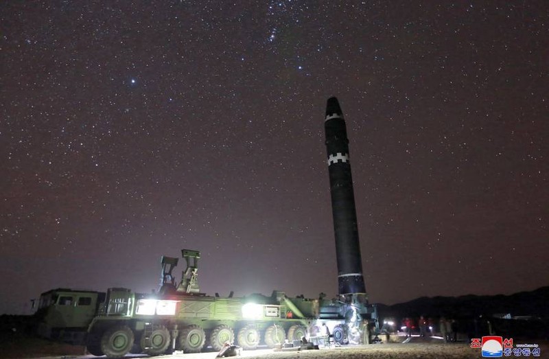 Hiện chưa rõ trong năm 2019, Triều Tiên có dừng hẳn chương trình thử vũ khí hạt nhân và tên lửa đạn đạo liên lục địa hay không? Ảnh minh họa: Tên lửa đạn đạo liên lục địa Hwasong-15 của Triều Tiên.