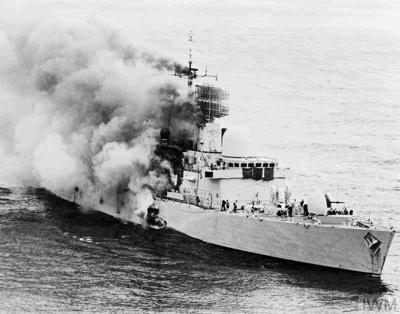 Tàu khu trục Anh quốc HMS Sheffield bị máy bay Argentina dùng tên lửa AM39 Exocet bắn cháy trong cuộc chiến Falksland.