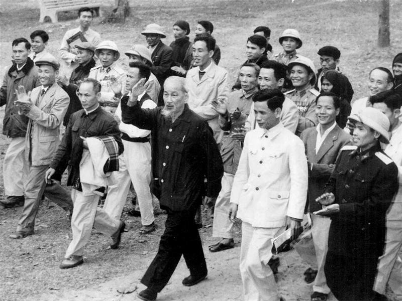 Sinh thời Chủ tịch Hồ Chí Minh đã có nhiều lời nói, bài viết về công tác cán bộ hết sức sâu sắc.