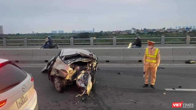 Tai nạn trên cầu Vĩnh Tuy, ô tô văng xa 20 mét