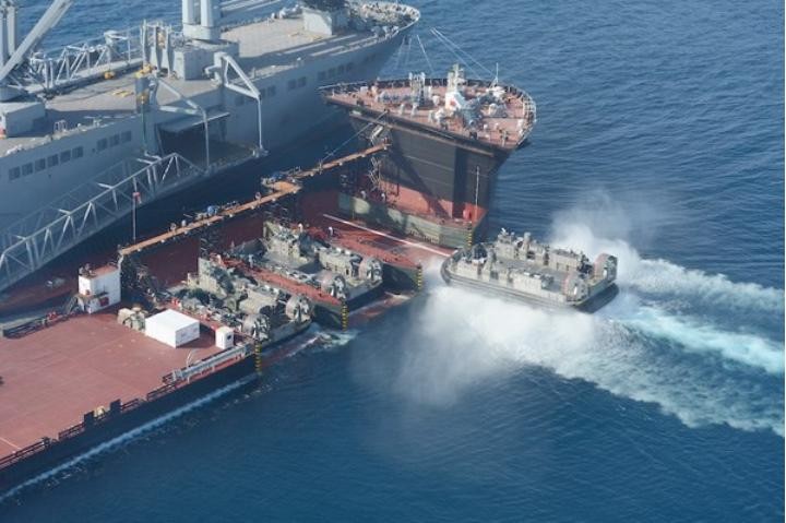 Tàu bán ngầm USNS Montford Point Hải quân Mỹ đang đón tàu đổ bộ đệm khí lên khoang. Nguồn ảnh: Internet