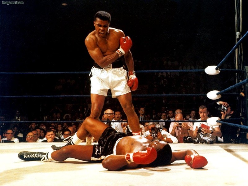 Muhammad Ali giành chiến thắng knock out trên võ đài khi còn trẻ.