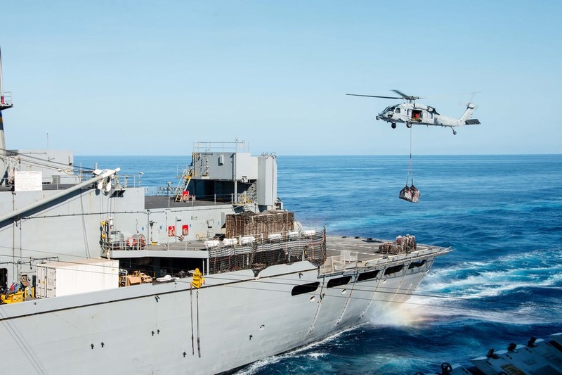 Tàu tiếp tế Hải quân Mỹ tiến hành tiếp tế cho biên đội tàu sân bay USS John C. Stennis ở Biển Đông ngày 10/5/2016. Nguồn Thời báo Hoàn Cầu, Trung Quốc.