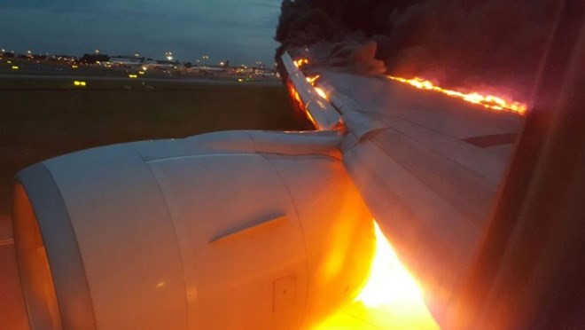 Phần cánh chiếc máy bay đã bốc cháy nghi ngút (Nguồn: Channel News Asia)