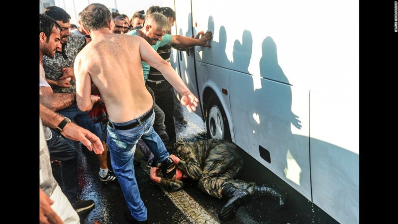 Một quân nhân Thổ Nhĩ Kỳ tham gia đảo chính bị người dân đánh đập sau cuộc chính biến bất thành.