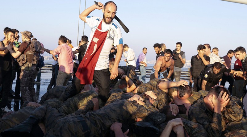 Người dân Thổ Nhĩ Kỳ trả đũa những binh sỹ đã tham gia đảo chính.