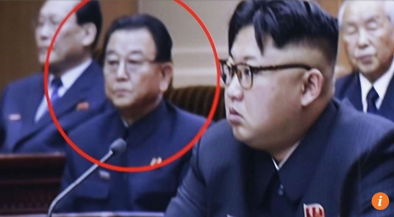 Ông  Kim Yong Jin (vòng đỏ, phía sau)