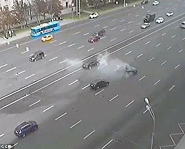 Xe của ông Putin gặp tai nạn kinh hoàng, tài xế tử vong - Video.